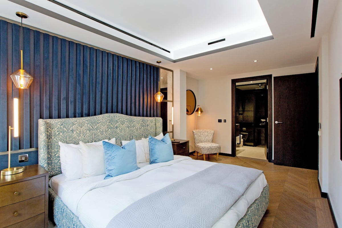 GS1 | Skrivebord for bærbar PC, lydisolert og strykejern/-brett