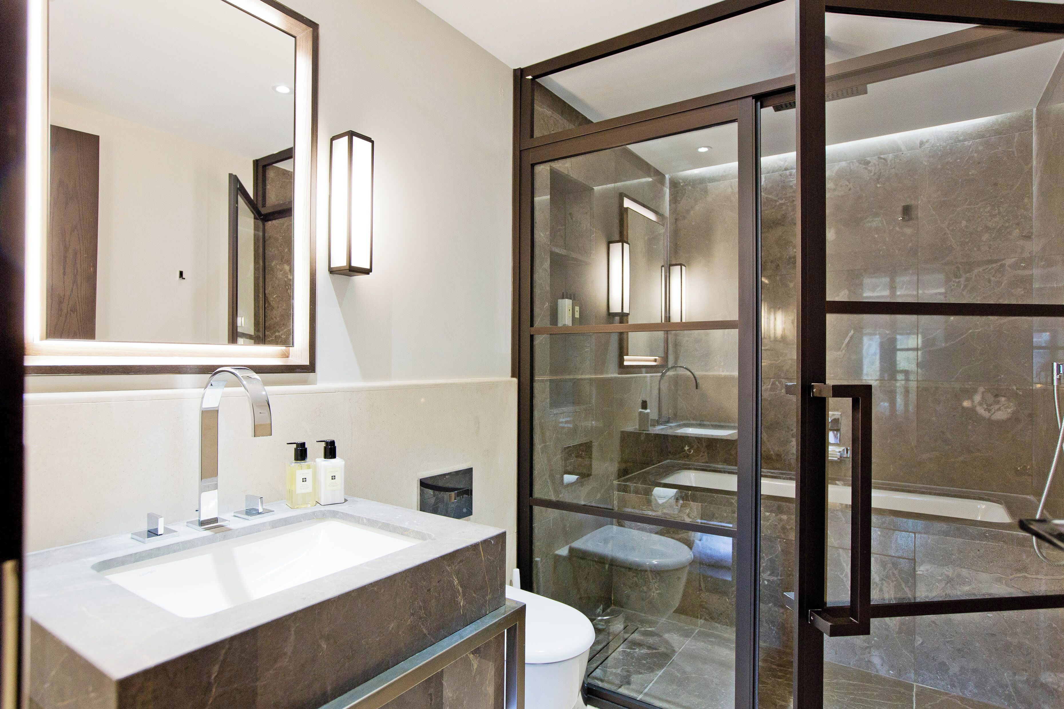 GS13 | Banheiro | Secador de cabelo, toalhas de banho, papel higiênico 