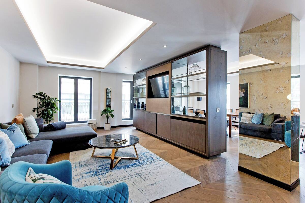 Ein modernes Wohnzimmer mit Sofa, Sessel und Couchtisch.