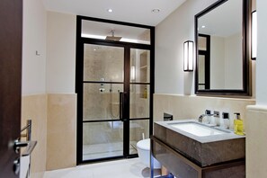 GS8 | Bad | Hårføner, håndklær og toalettpapir