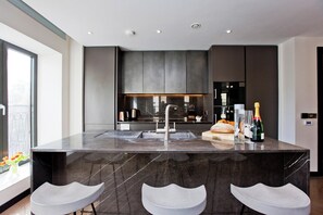 GS13 | Cocina privada | Refrigerador con congelador, microondas, horno y parrilla de estufa 