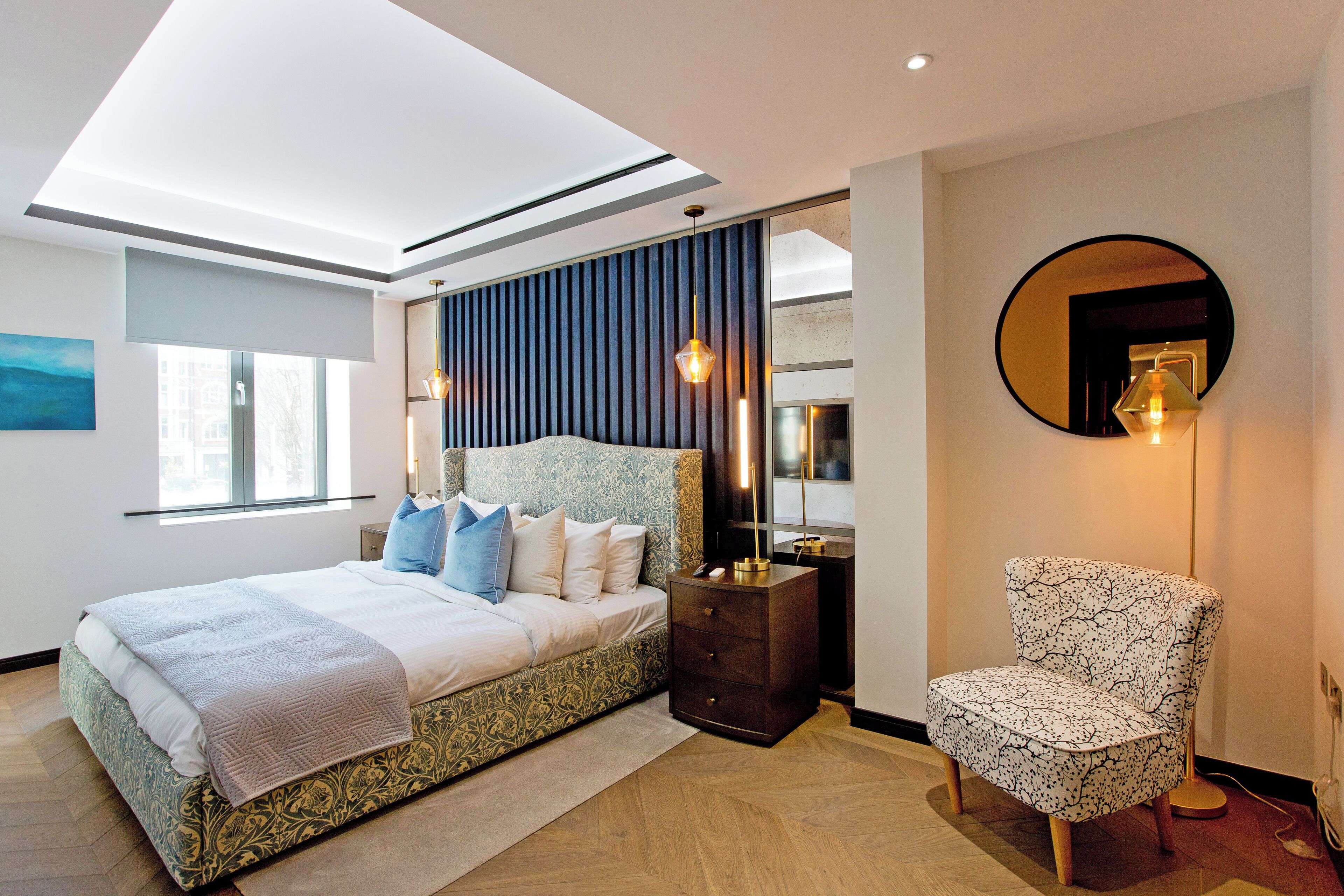 GS1 | Skrivebord for bærbar PC, lydisolert og strykejern/-brett