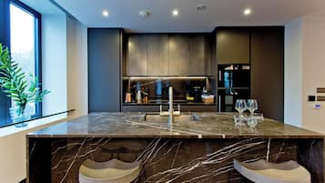 Full-size fridge, microwave, oven, stovetop