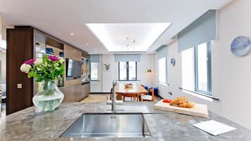 GS1 | Cocina privada | Refrigerador con congelador, microondas, horno y parrilla de estufa