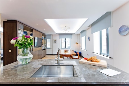 Refrigerador con freezer, microondas, horno, placa de cocina