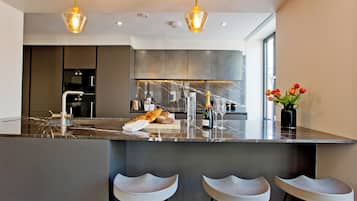 GS12 - 2 Bed Superior | Private kitchen | Full-size fridge, microwave, oven, stovetop