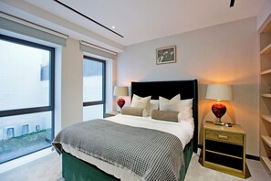 GS8 | Skrivebord for bærbar PC, lydisolert og strykejern/-brett