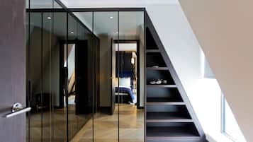 GS16 - 2 Bed Superior | Wardrobe