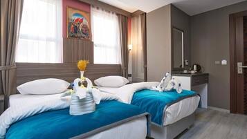 Hochwertige Bettwaren, Minibar, Zimmersafe, individuell dekoriert