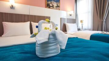 Hochwertige Bettwaren, Minibar, Zimmersafe, individuell dekoriert