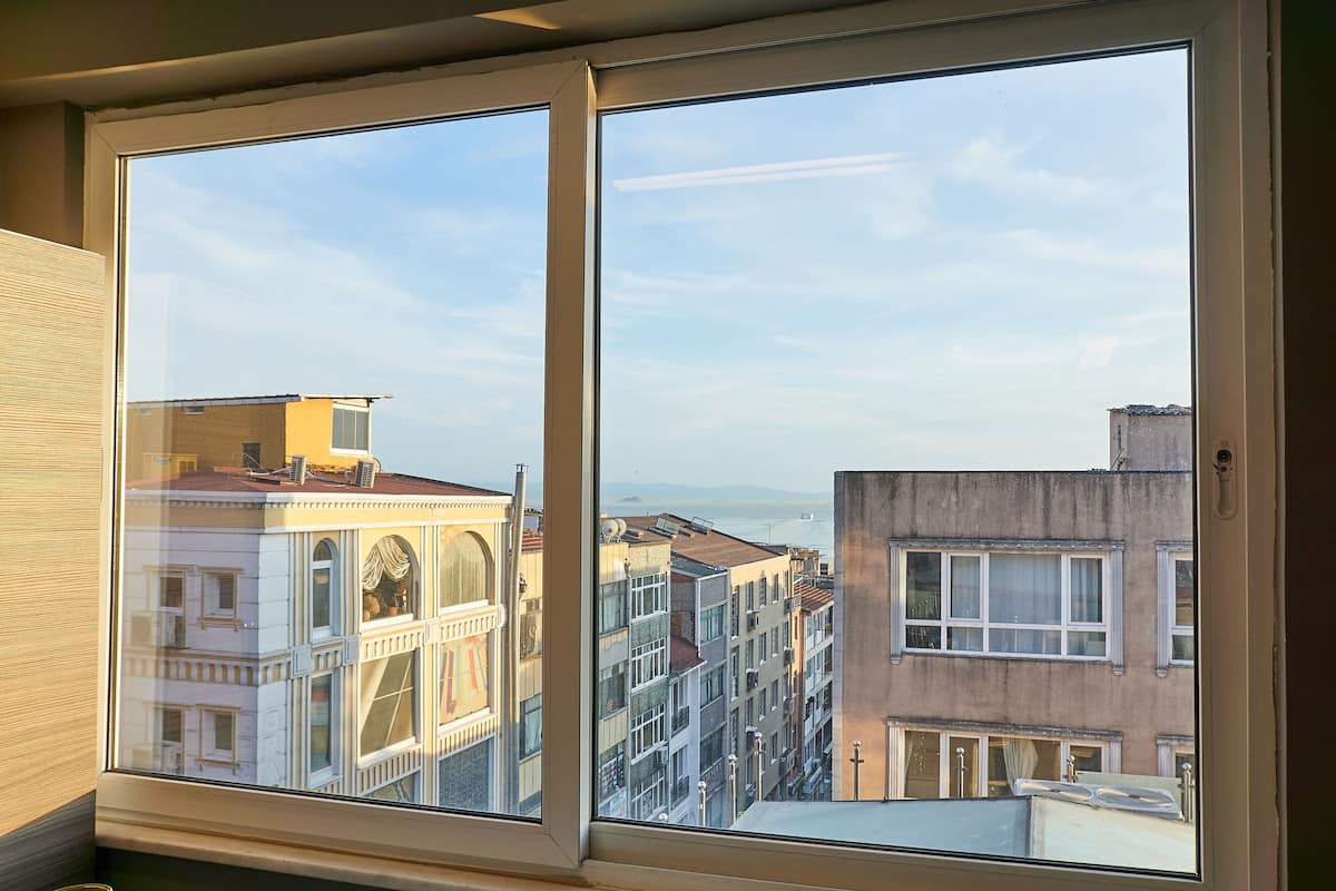 Frigobar, quartos à prova de som, ferros/tábuas de passar roupa