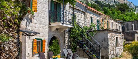 تناول الطعام بالخارج