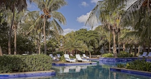 Una piscina al aire libre