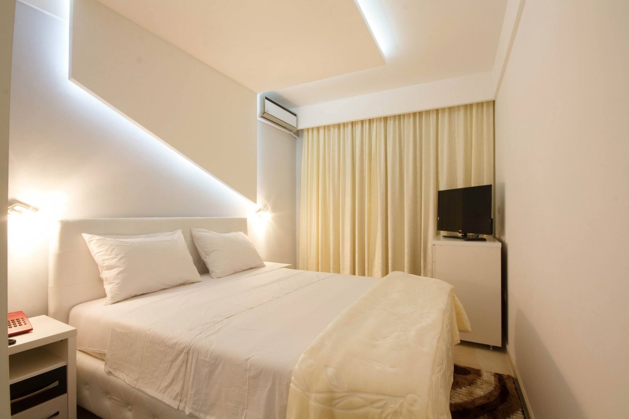 classic single room | minibar, in-room safe, desk, laptop workspace