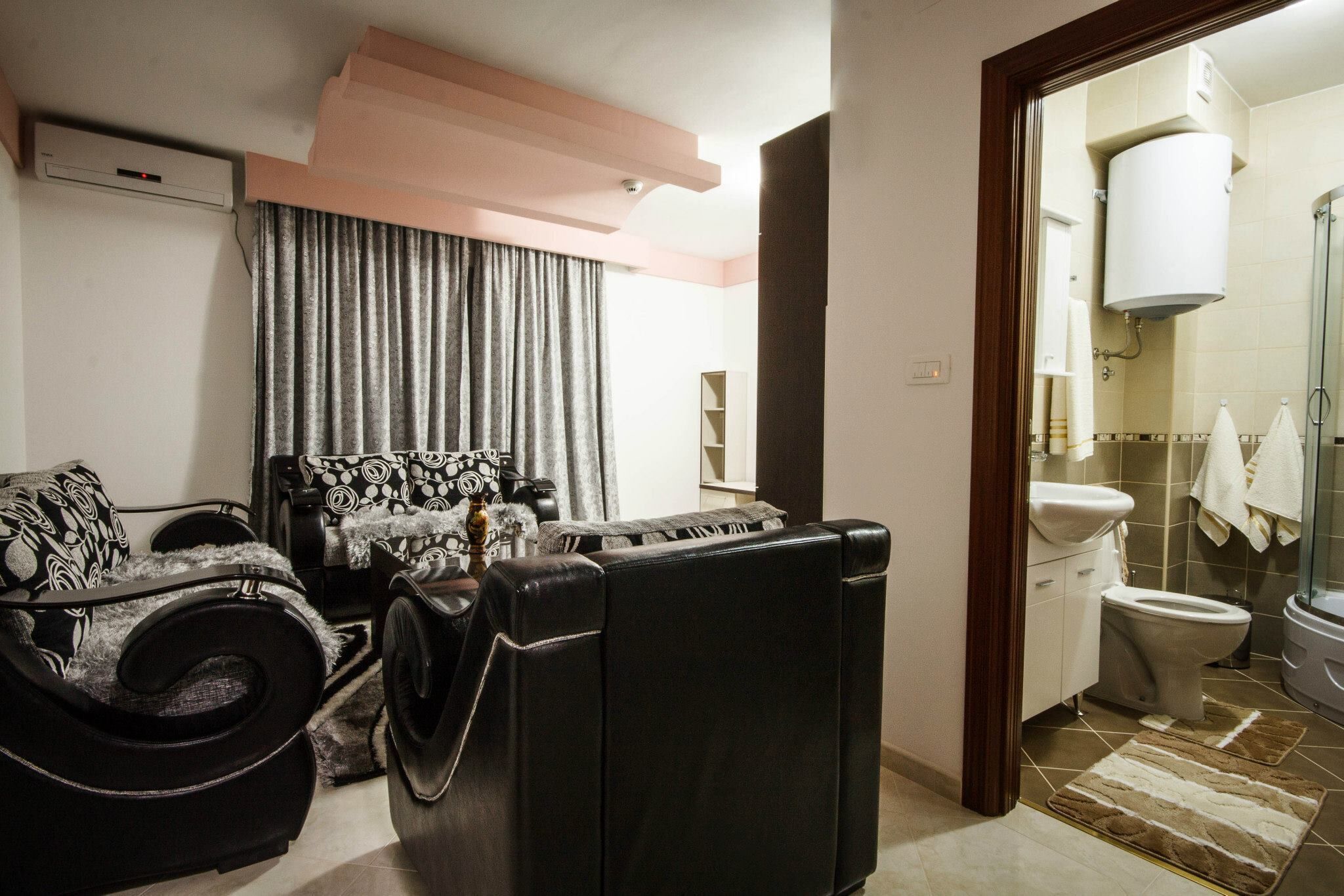 living area | flat-screen tv