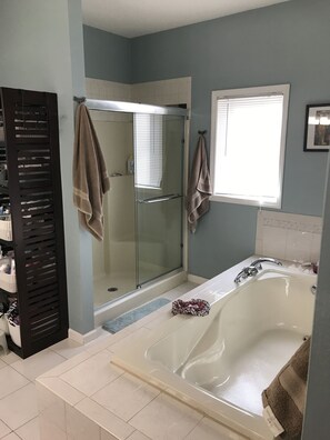 浴槽、ヘアドライヤー、タオル、石鹸