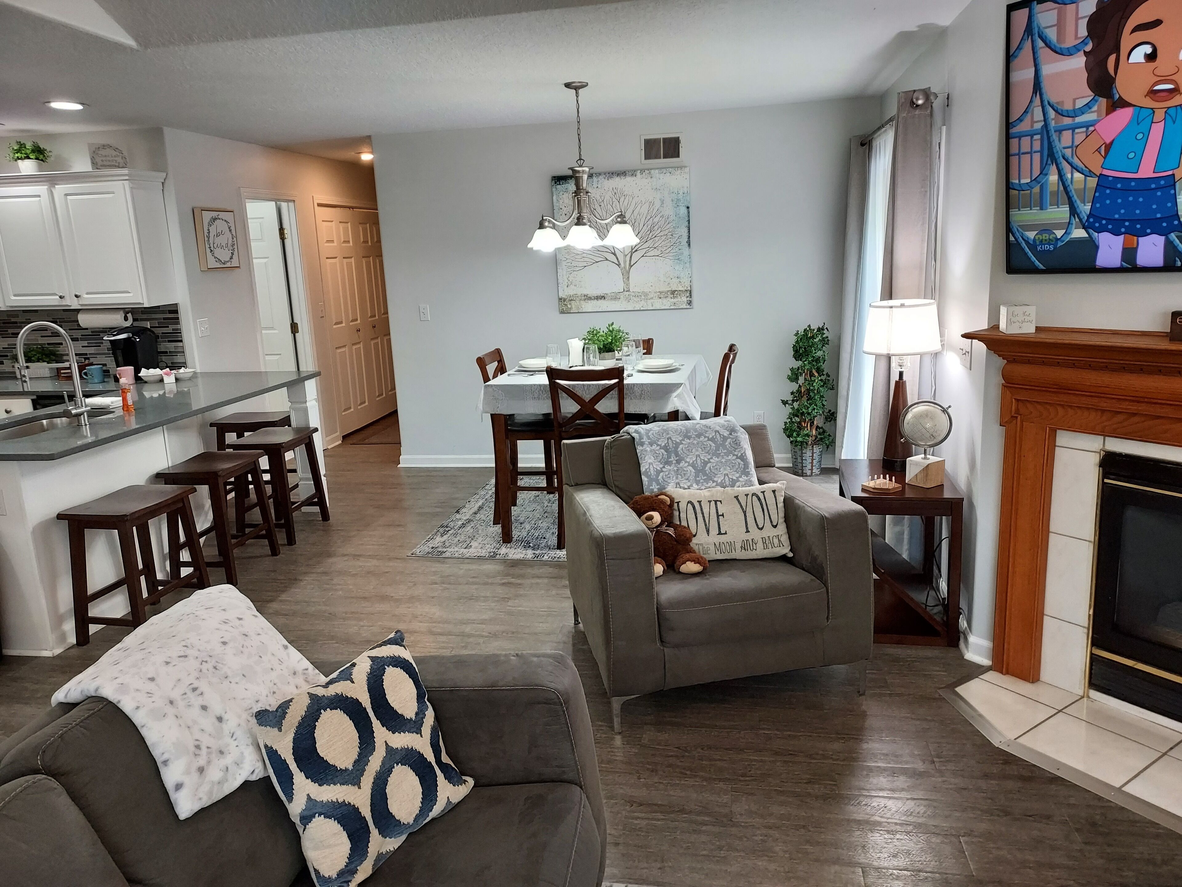 Smart TV, fireplace, DVD player