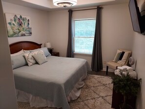 2 bedrooms, desk, iron/ironing board, travel cot - Luxury! 2 king beds and 2 full bathrooms (Manteno)