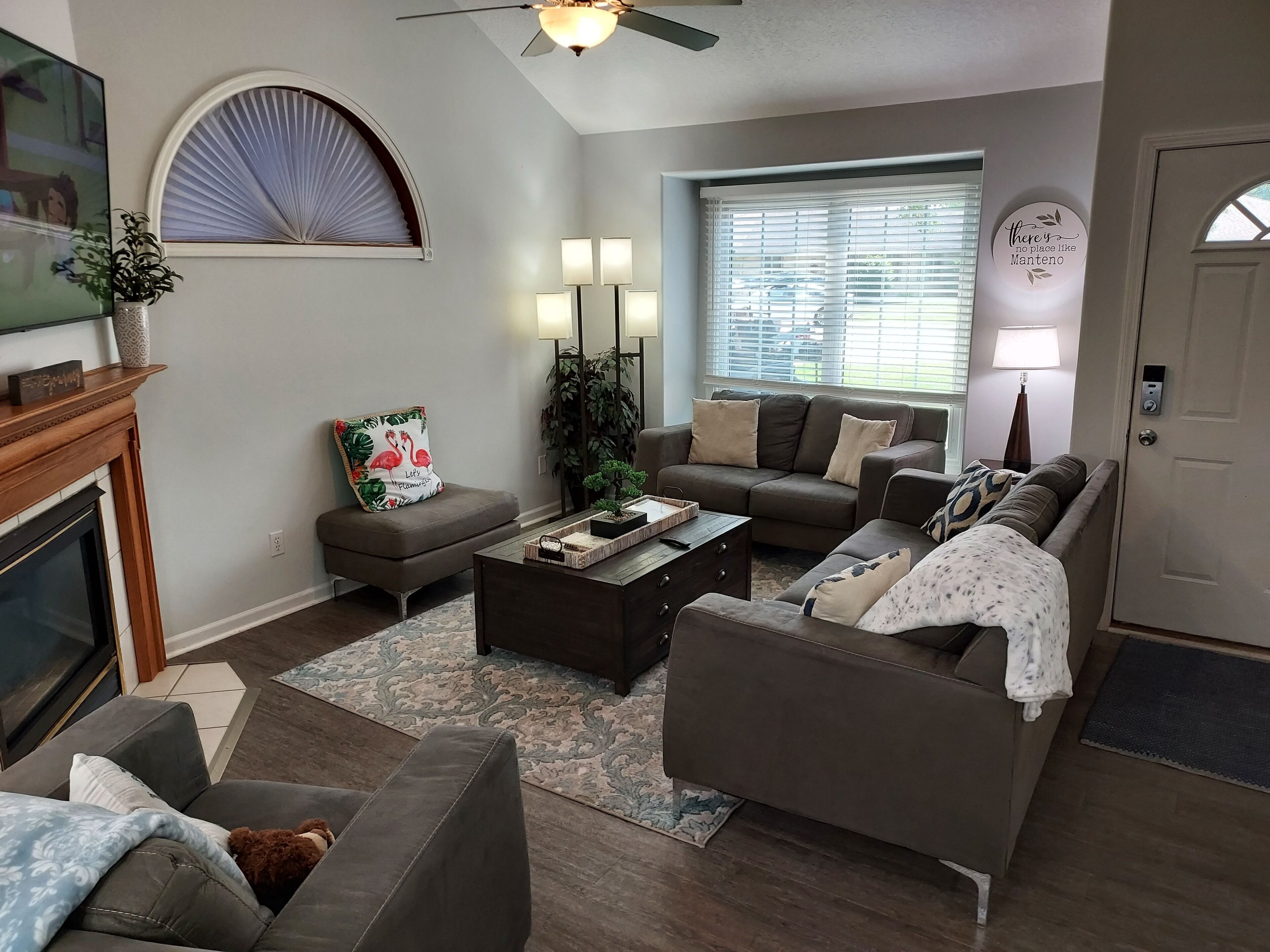 Smart TV, fireplace, DVD player