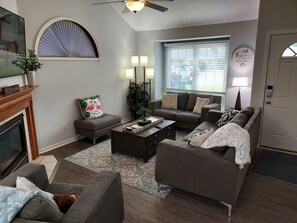 TV connectée, cheminée, lecteur de DVD