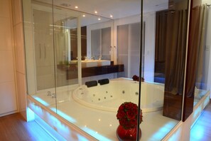 Luxury Studio Suite | Hypo-allergenic bedding, blackout drapes, free WiFi, bed sheets