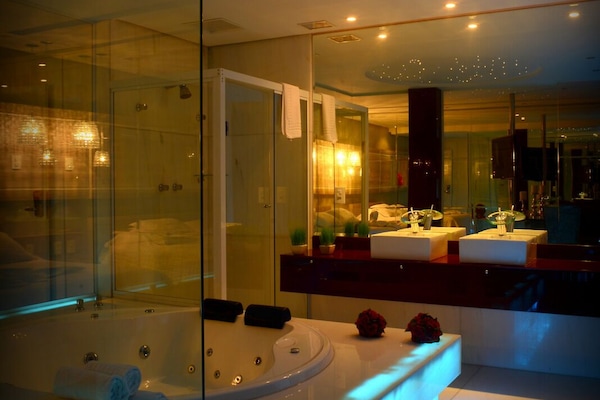 Private spa tub