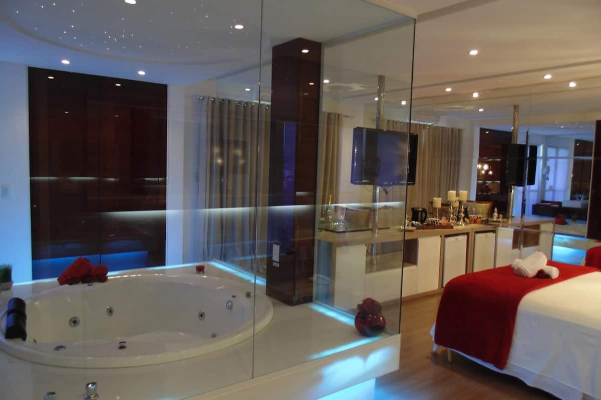 1 bedroom, hypo-allergenic bedding, blackout curtains, free wifi