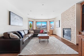 Smart TV, lareira, videogames, pebolim