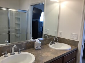 Douche, serviettes fournies