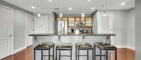 雪櫃、微波爐、焗爐、爐具