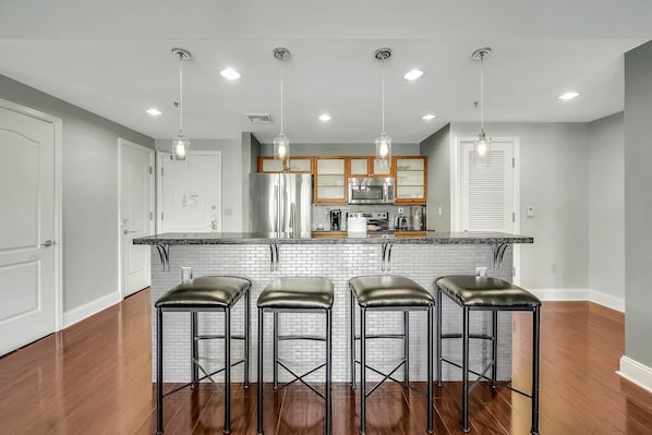 冰箱、微波炉、烤箱、炉灶