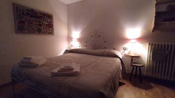 2 Schlafzimmer, Schreibtisch