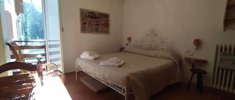 2 chambres, bureau, fer et planche Ă repasser