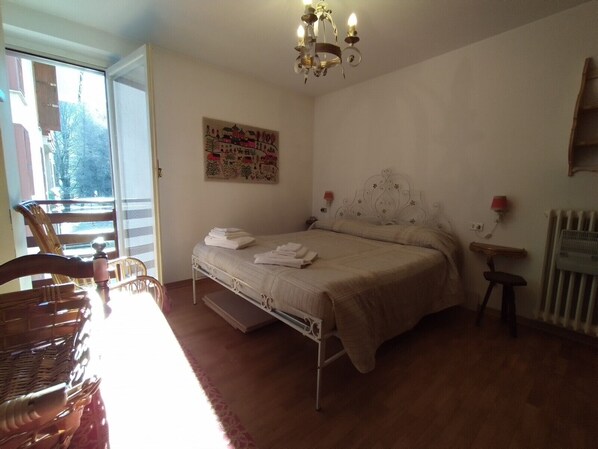 2 bedrooms, desk, iron/ironing board