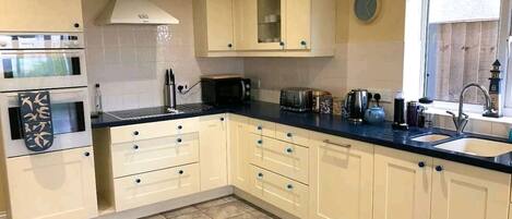 Microwave, cookware/dishes/utensils