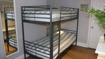 Strykjärn/strykbräda, wi-fi och sängkläder