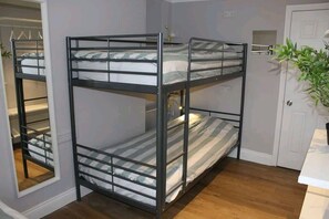 Iron/ironing board, WiFi, bed sheets - Backpackers accommodation with full kitchen service.Offer free transfer to town (Livingstone)