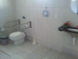 Doppelzimmer | Badezimmer | Dusche, Regendusche, Toilettenpapier