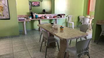 بوفيه فطور مجانًا يوميًا