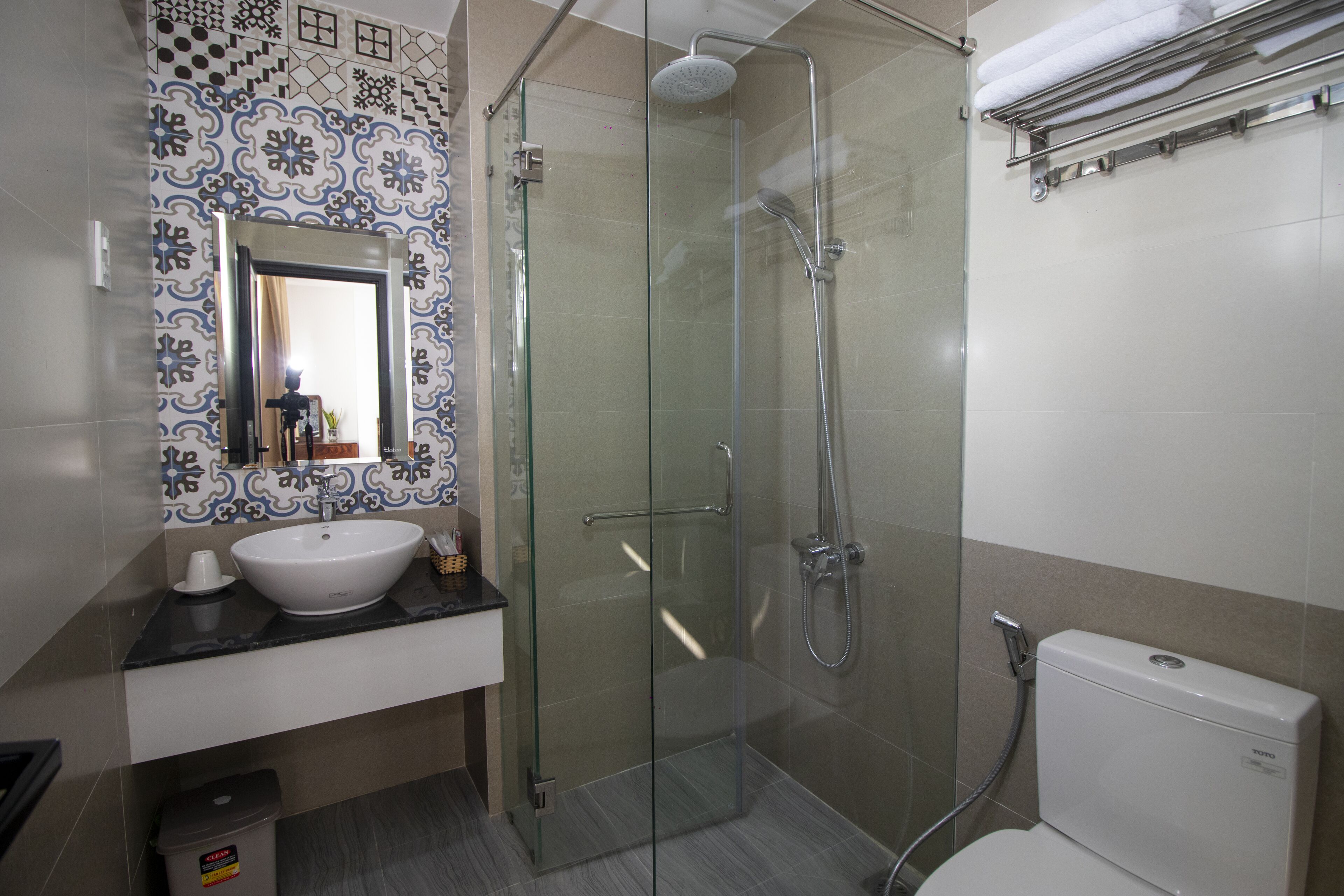 Family Room | Bathroom | Shower, rainfall showerhead, free toiletries, hair dryer