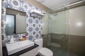 Family Room | Bathroom | Shower, rainfall showerhead, free toiletries, hair dryer - An Phuc Hotel (Quy Nhon)
