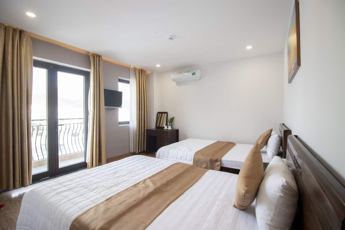Habitación Deluxe con 2 camas individuales, vista a la ciudad | Minibar, caja de seguridad en la habitación y wifi gratis
