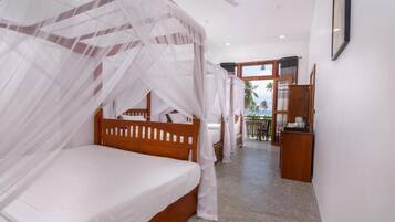 Minibar, pengeskab på værelset, skrivebord