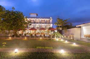 Vista frontal de la propiedad