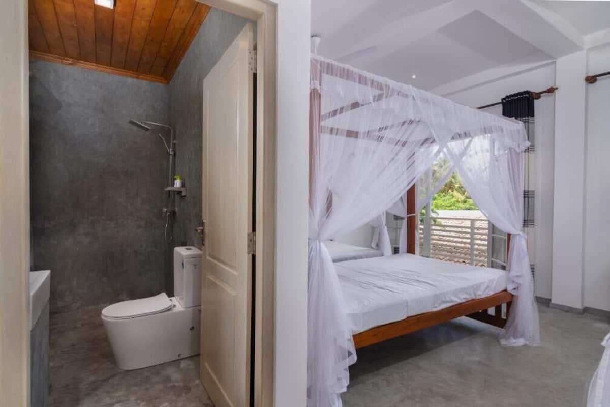 Standard Double Room | Minibar, in-room safe, desk, laptop workspace