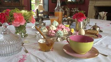 Daily continental breakfast (EUR 8 per person)