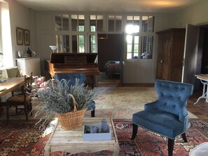 Coin salon dans le hall