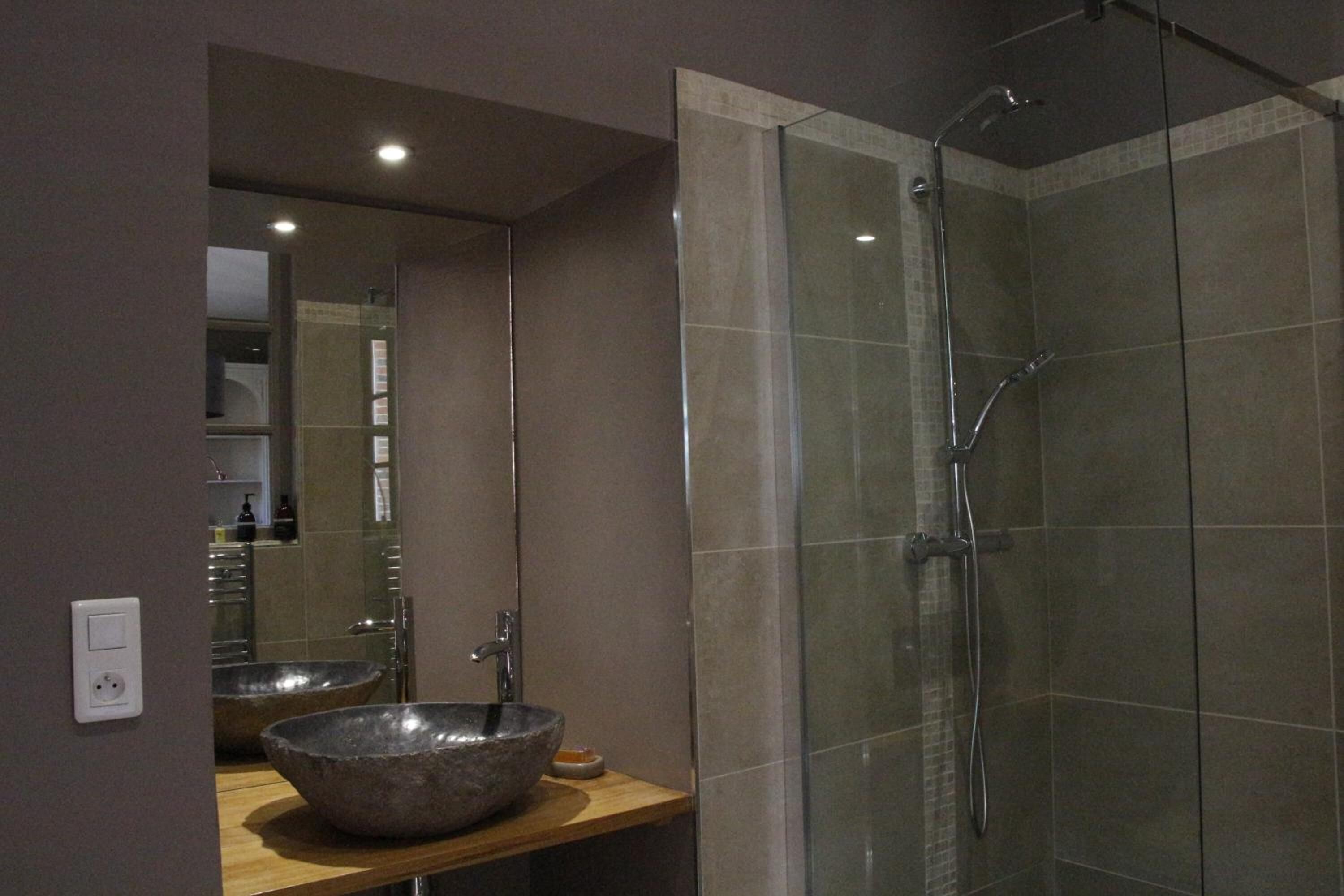 Chambre Double Classique (Sous le Chêne) | Salle de bain | Douche, douche à « effet pluie », articles de toilette gratuits
