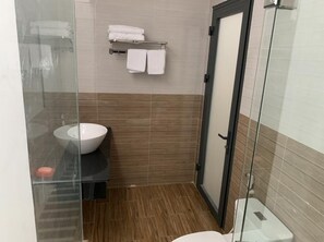 Chuveiro, produtos de toalete grátis, secador de cabelo, chinelos