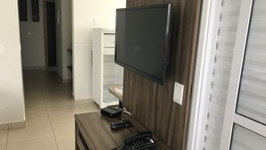 Deluxe Bungalow, 3 Bedrooms, Garden View | Television - Resort com Desconto Lagoa Thermas Park (Caldas Novas)